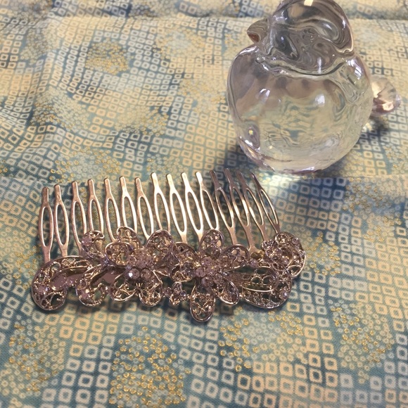 Metal comb with crystals