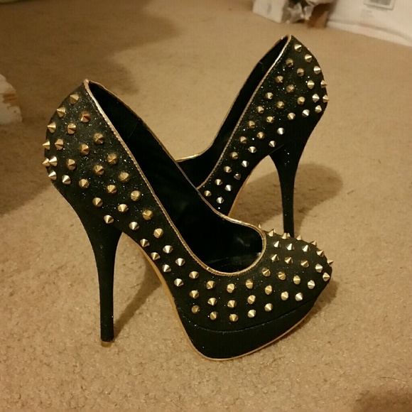 Black gold pumps