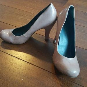 Nude round toe 2.5" heels