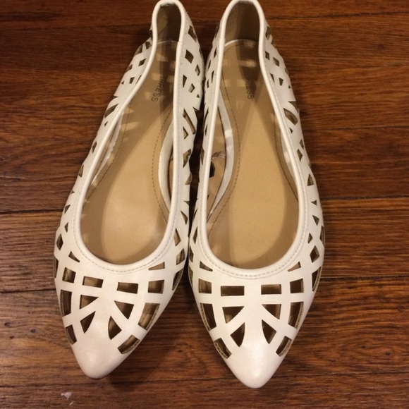Express White cutout point toe flat