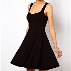 Sweetheart neck sleeveless black dress