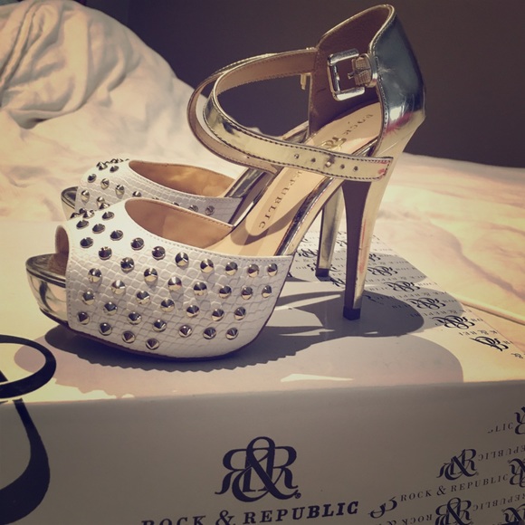 Rock and republic peep toe heels