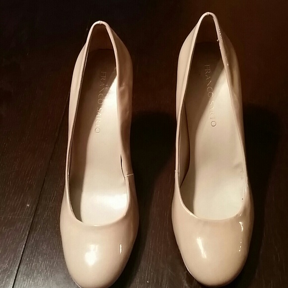 Nude pumps