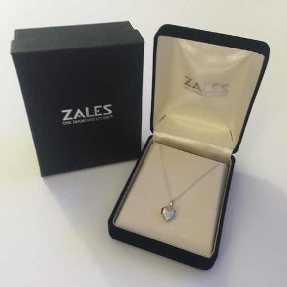 🚫SOLD LOCALLY🚫Brand New Zales Heart Locket