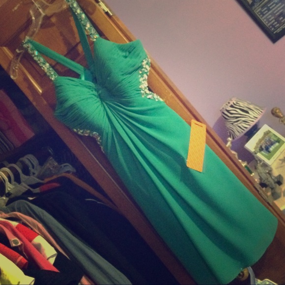 Halter Chiffon Cocktail Dress in Emerald Green - Picture 1 of 4