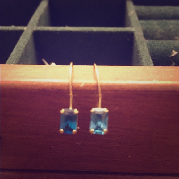Gold earrings with blue sapphire stones