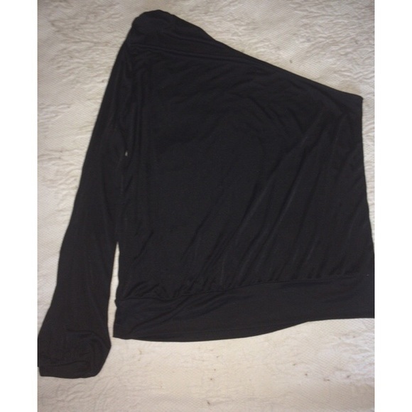 Chic one-sleeved black top⚫️