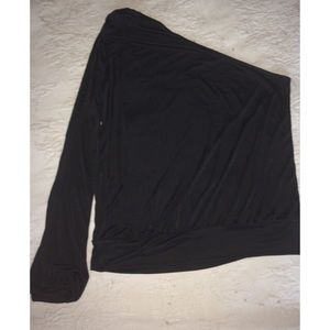 Chic one-sleeved black top⚫️