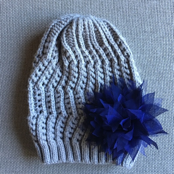 NWOT Gray, knit beanie with tulle flower