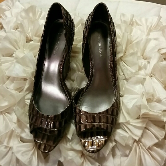 Kristin Davis peep toe pumps