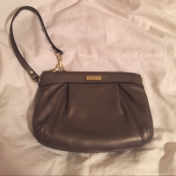 SALE 🎉 Coach Classic Wristlet