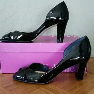 New black patent leather open toe 3in heels
