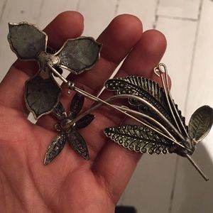 Vintage Jewelry - Gorgeous vintage flower brooch Vintage Jewelry - Gorgeous vintage flower brooch