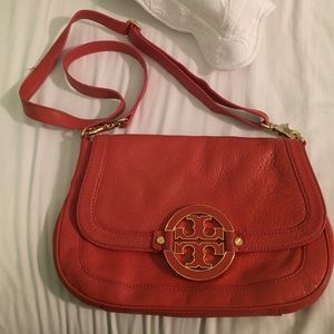 Tory burch crossbody purse.