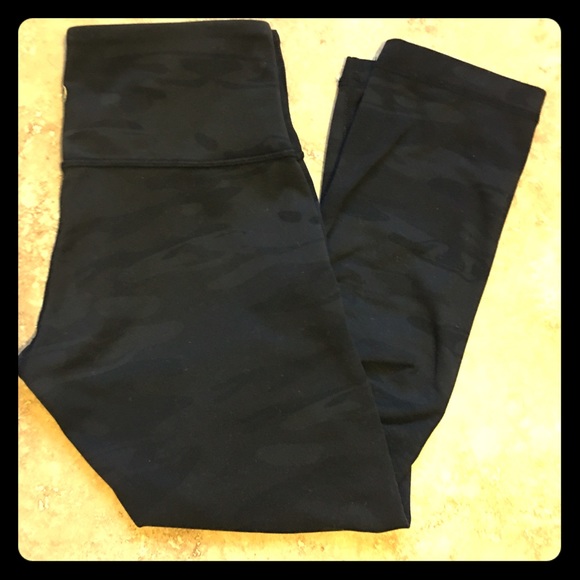 Lululemon Retro Black Camo WU Crop