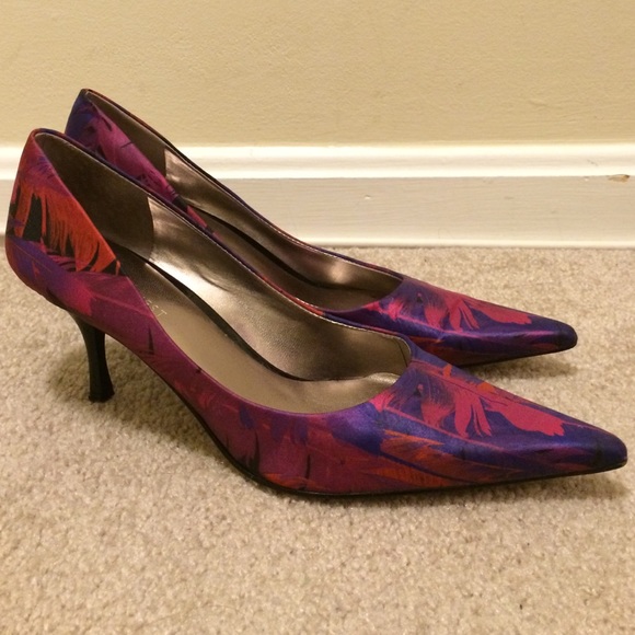 Nine West Feather Pumps!! Size 8 Purples/pinks