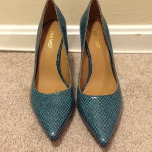 NWOT Nine West Turquoise/Black Heels Size 8