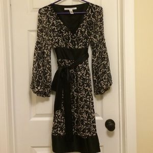 DVF beautiful white & black silk wrap dress! Sz 0