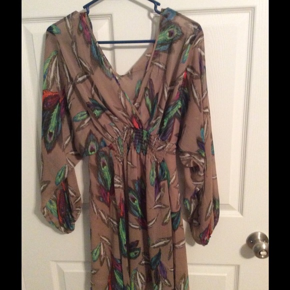 Long sleeve dress with feather print.