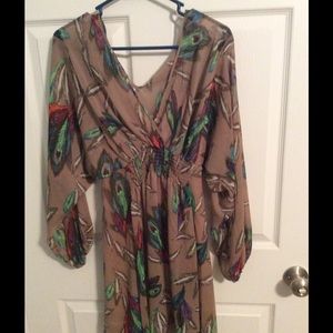 Long sleeve dress with feather print.