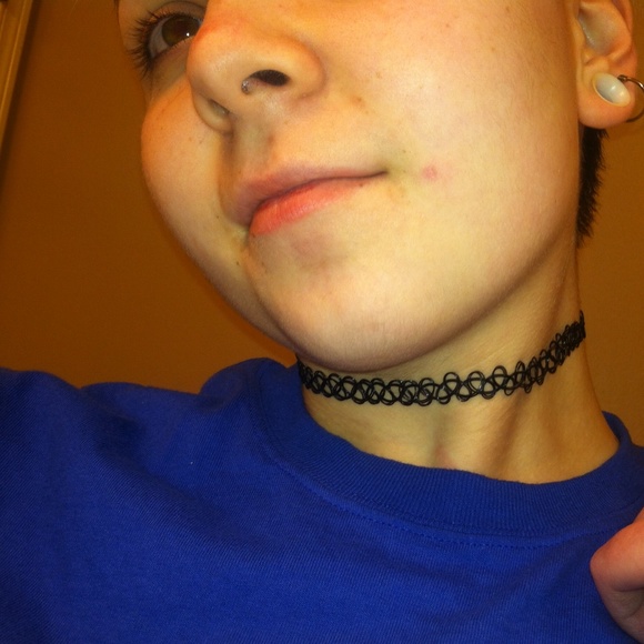 STRETCHY BLACK CHOKER!