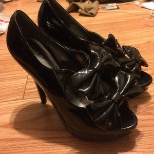 NWOT Double Bow Peep Toe Pumps