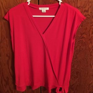 Liz Claiborne sleeveless top with tie at waist.