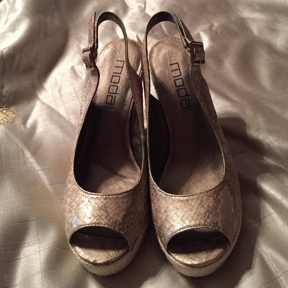 Moda Gold Snake Print Wedges - Picture 2 of 4