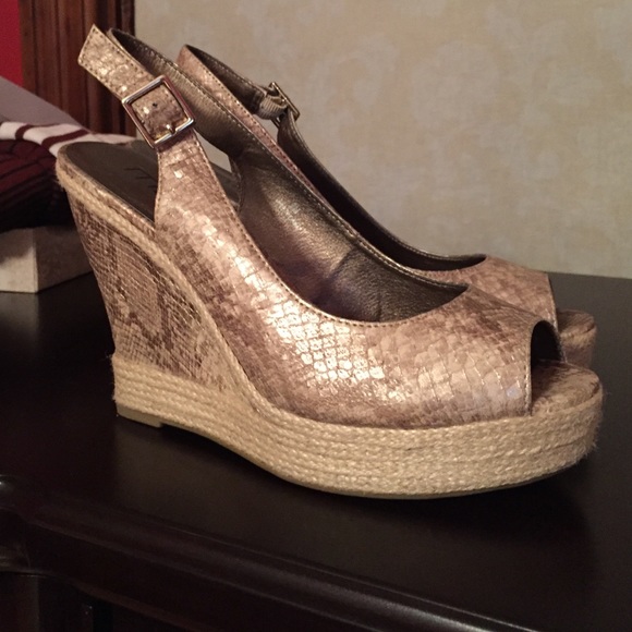 Moda Gold Snake Print Wedges - Picture 3 of 4