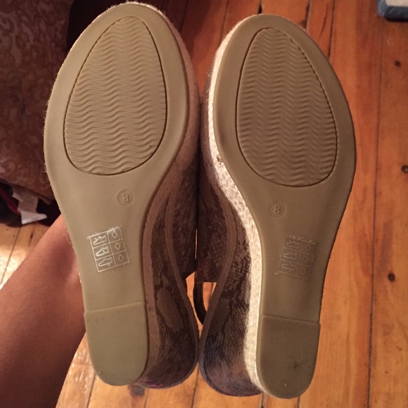 Moda Gold Snake Print Wedges - Picture 4 of 4