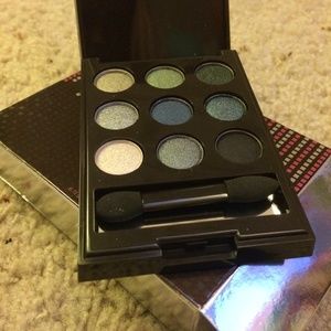 ✨HP✨ On Sale! Mark On the Dot Eye Shadow Compact