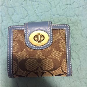 Super cute Coach wallet! ⭐️