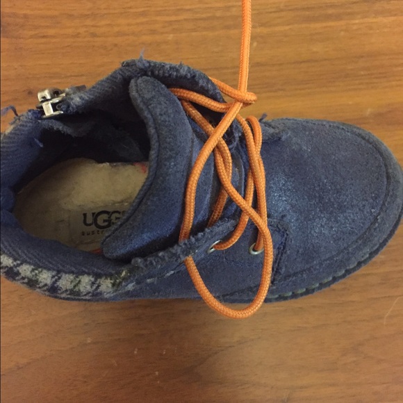 Pre owned toddler boy uggs size 7