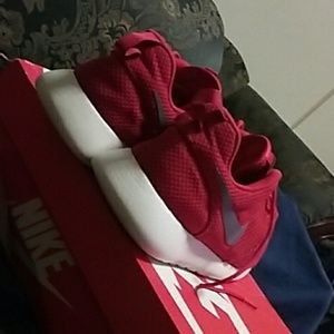 Nike gym red roshes