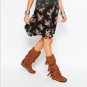 ⭐️HP SALE⭐️ 🆕 Minnetonka 3-layer Fringe Boot