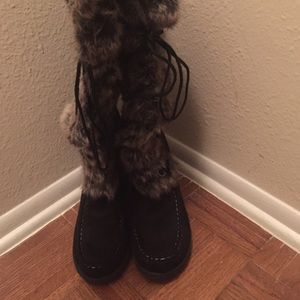 Black boots with faux fur