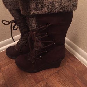 Brown boots with faux fur