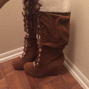 Brown boots with faux fur