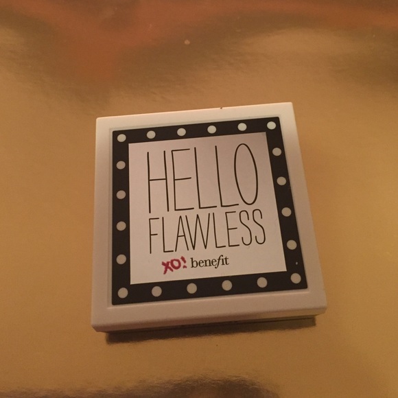 Hello Flawless powder by Benefit