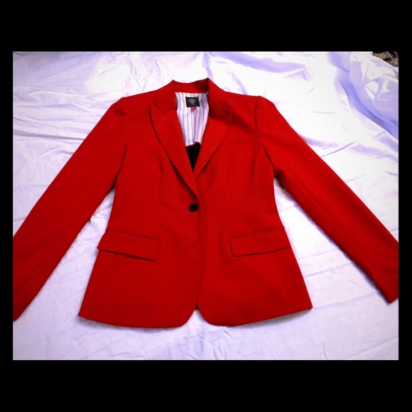 Red Jacket Vince Camuto (blazer).