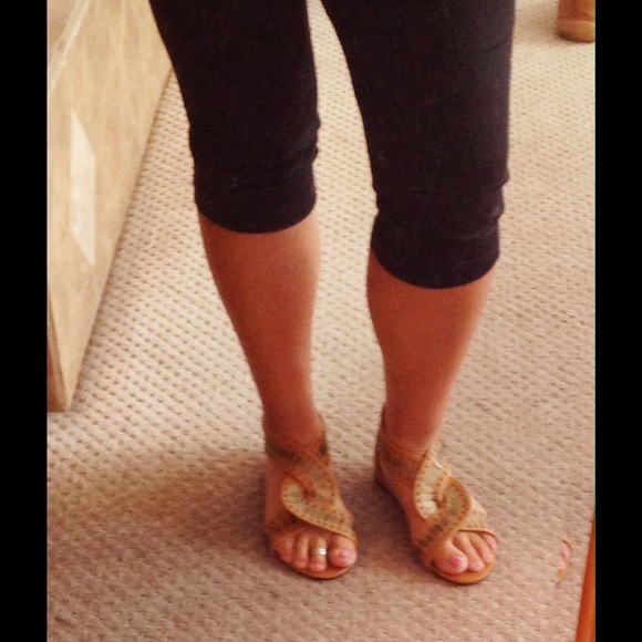 Really cute & comfortable boutique sandal, size 37 - Picture 2 of 4