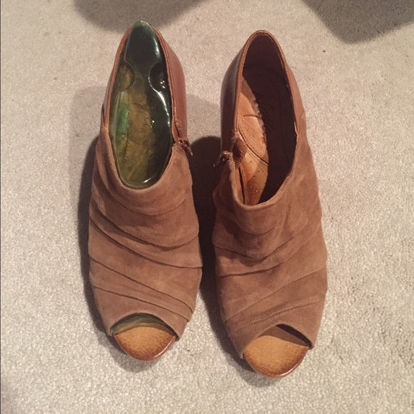 NWOT Tan Suede and Leather Naya Wedges