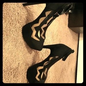 Black platform pumps with cutout nwb