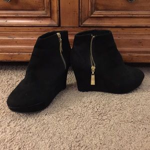 Christian Soriano wedges.