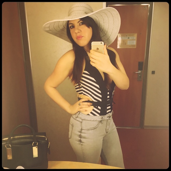 Meet your Posher, Alicia - Picture 2 of 3