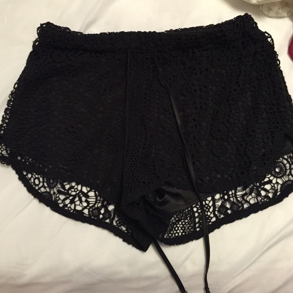 Lace applicay shorts forever21