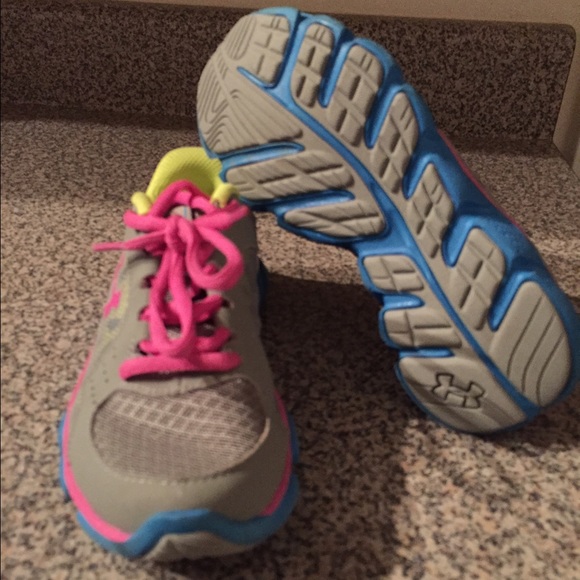 SOLD! Girls Under Armour Shoes - Size 1 - Picture 2 of 2