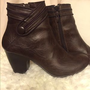 Like new brown booties