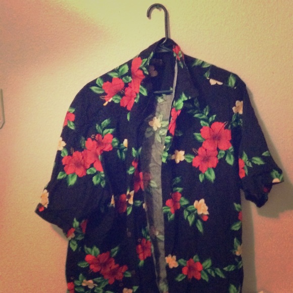 Gorgeous Hawaiian flower print blouse!