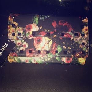 NWT STEVE MADDEN STUD CLUTCH